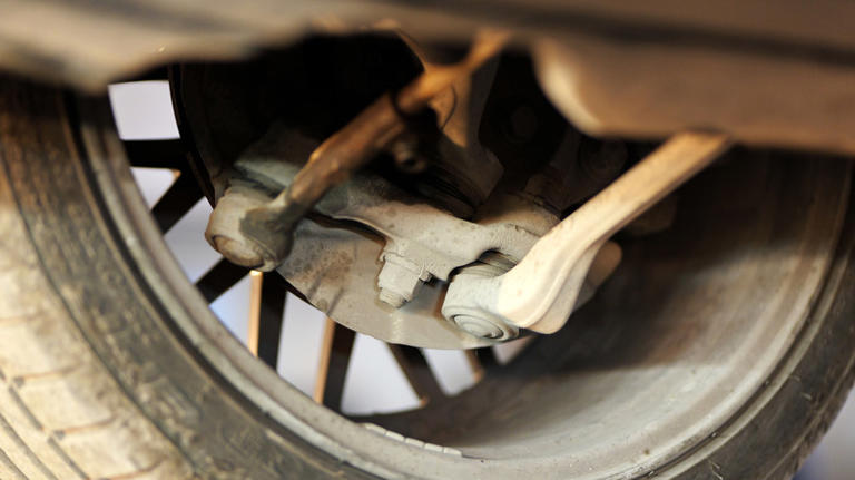Do inner and outer tie rods need to be replaced at the same time?