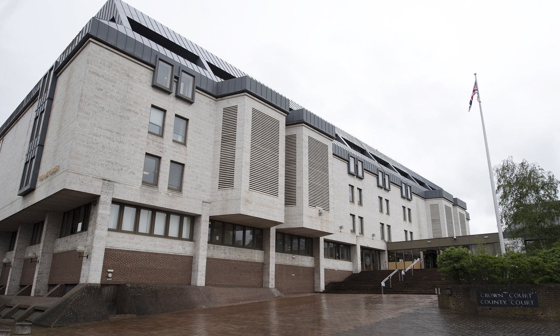 Barrister fined £1,000 after collapsing drunk in court
