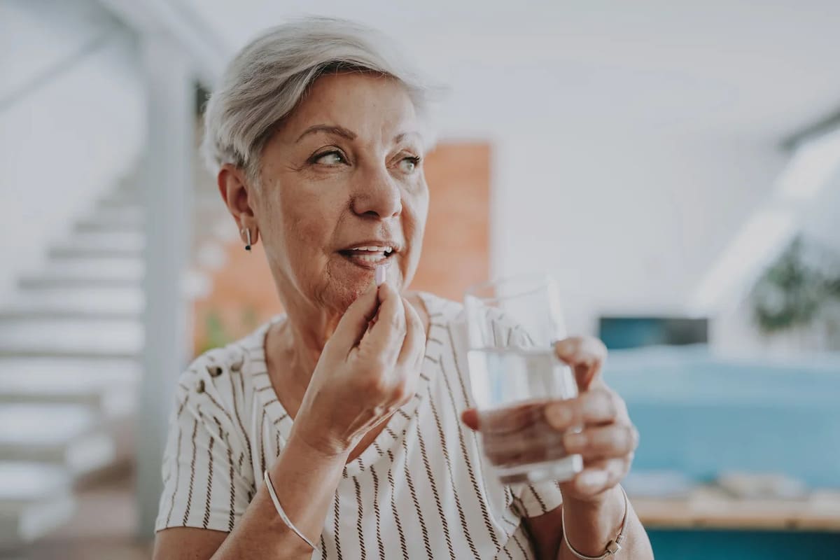 Cet antidouleur sans ordonnance devient risqué après 60 ans : la mise ...