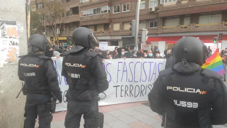 Vecinos de Tetuán parodian una convocatoria de la extrema derecha el 1 ...