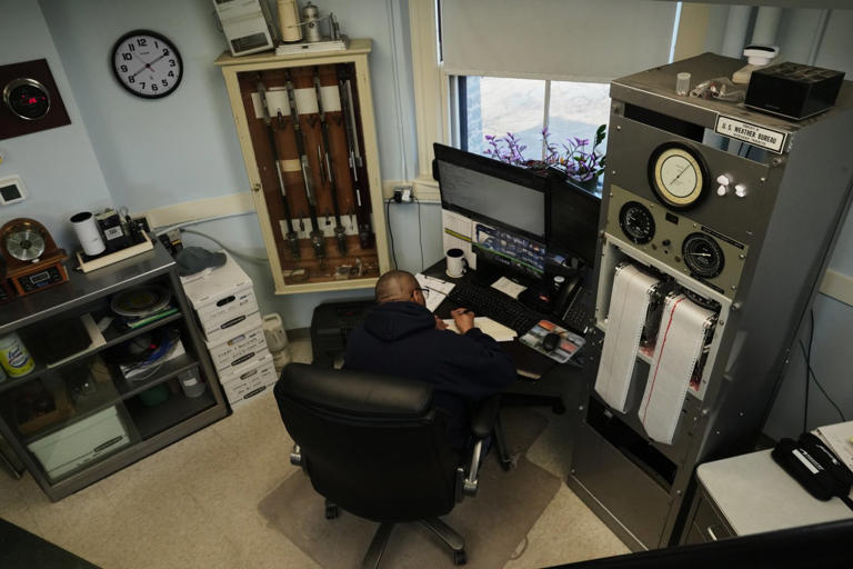 One of America’s oldest weather observatories shows people the science ...