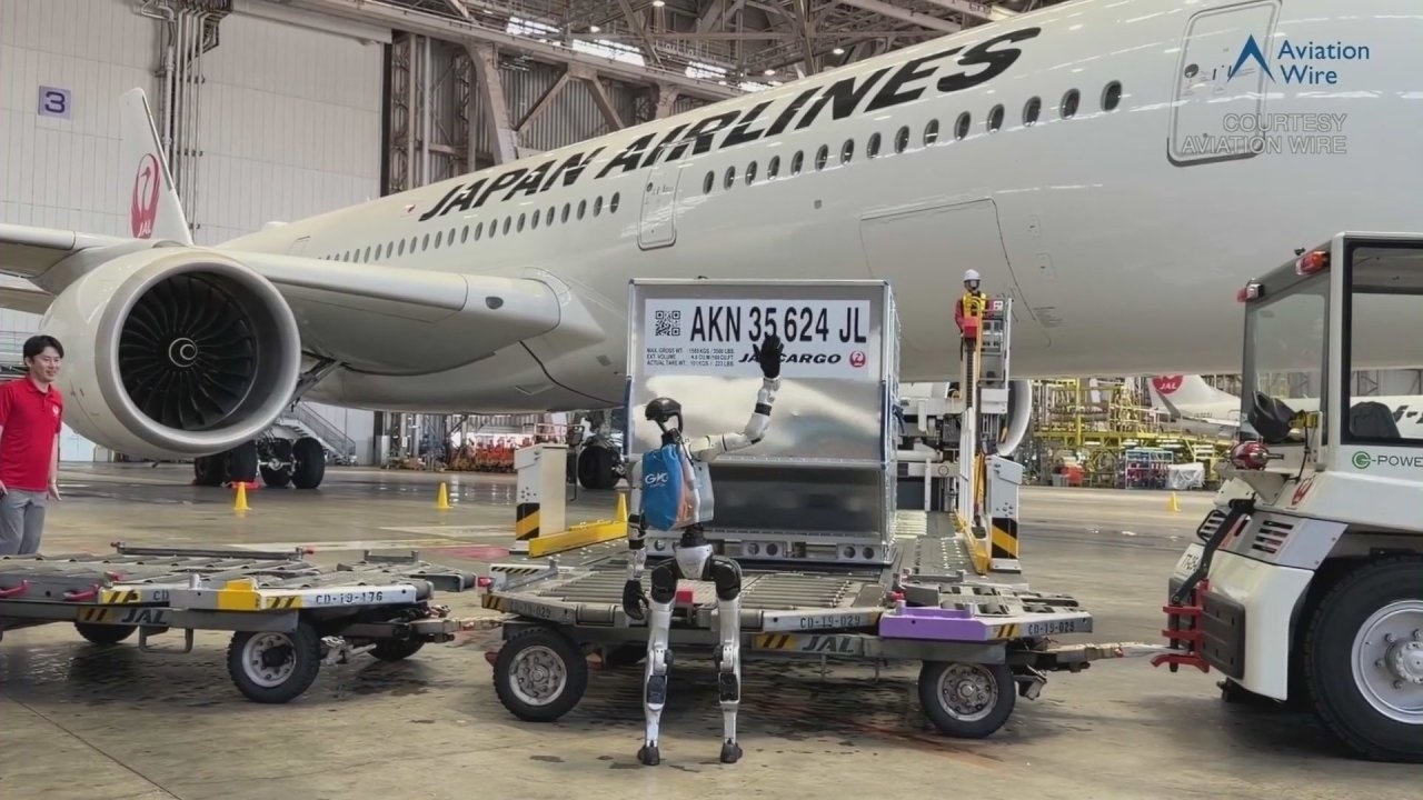 Nhật Bản triển khai robot bốc xếp hành lý sân bay