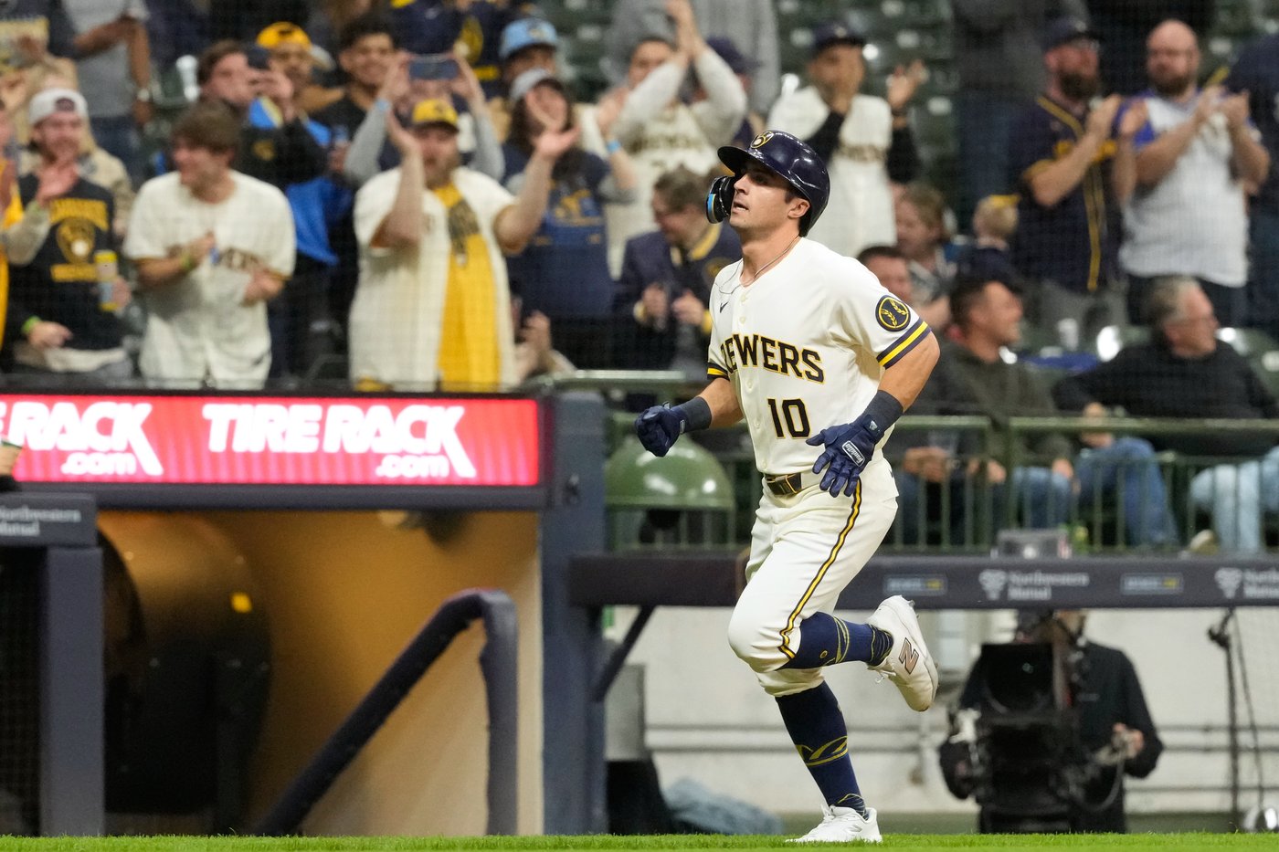 Sal Frelick ends Brewers' home-run drought in 13-2 blowout of Diamondbacks