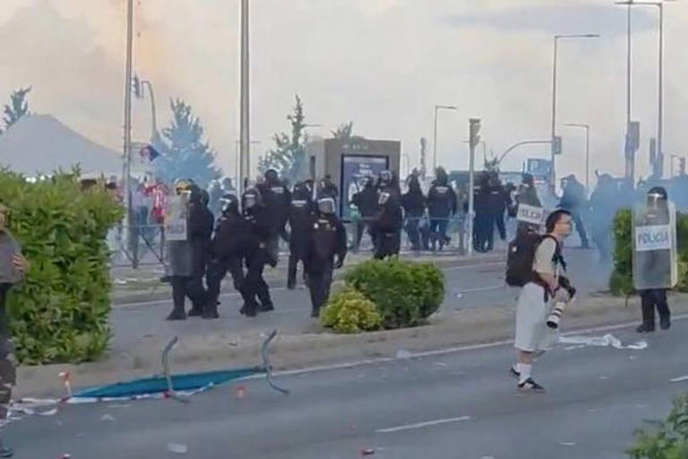 Arsenal fans tear gassed by police in chaotic Atletico Madrid Champions ...