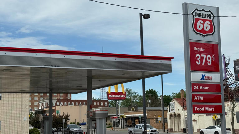 Gas prices continue to climb nationwide, creep near $4 across metro