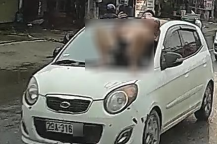 Xác minh clip người đàn ông cởi trần nằm trên nắp capo ô tô đang chạy ở Hà Nội