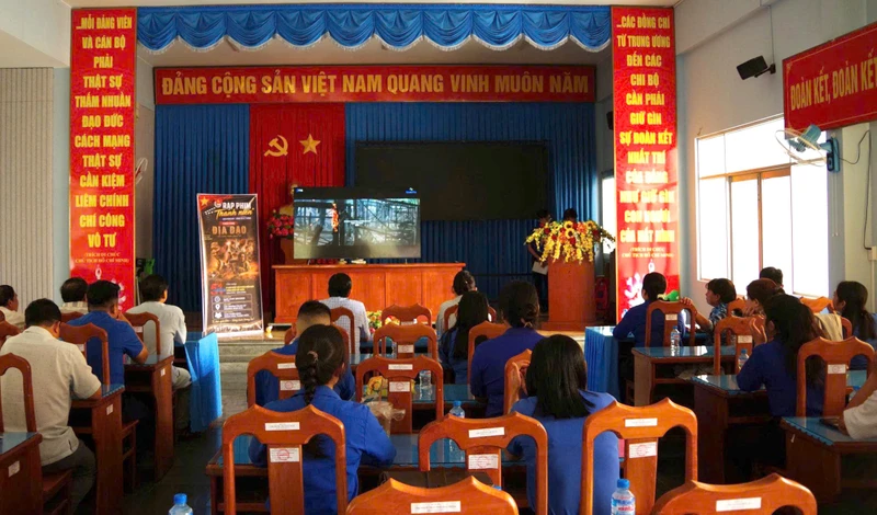 'Áo xanh' thắp lửa lý tưởng từ màn ảnh rộng, thước phim đỏ