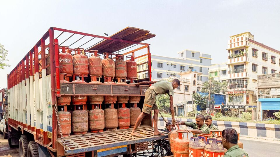 LPG cylinder price on 30 April: Check domestic and commercial gas rates ...