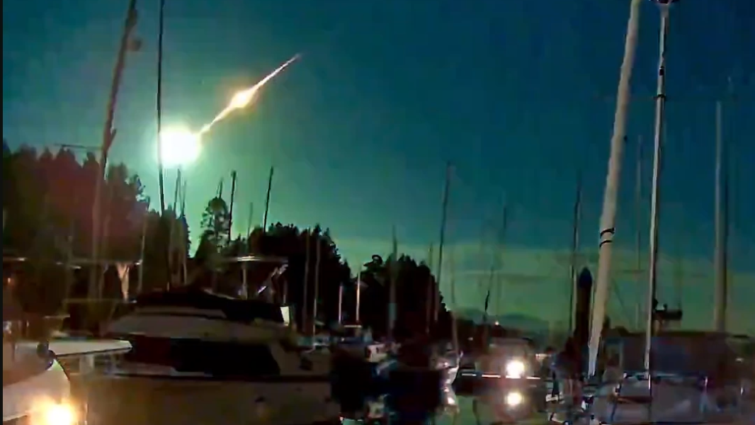 Residents in WA & BC upload videos of massive fireball