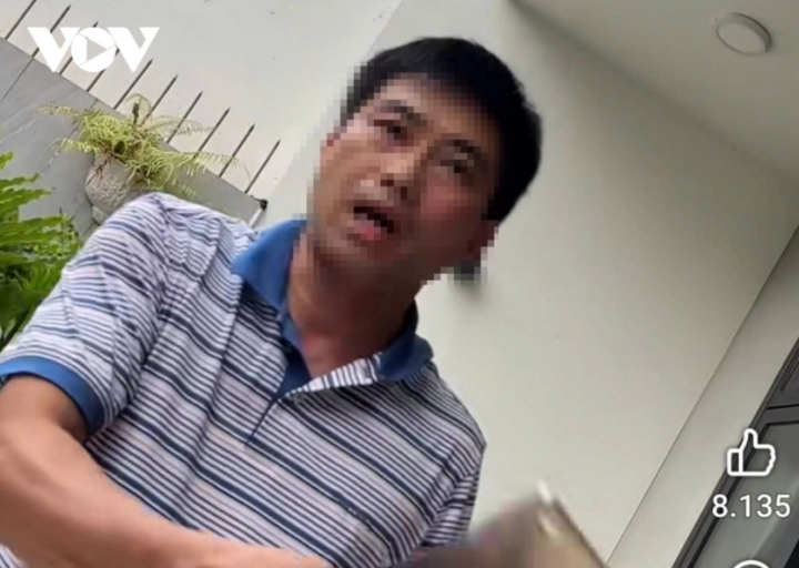 Thợ khóa bị chủ nhà cầm dao dọa chém khi phá cửa theo yêu cầu của người vợ