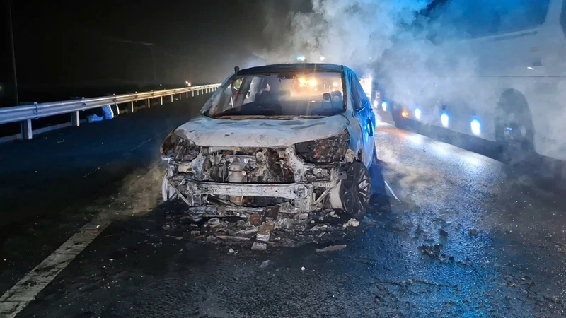 Nguyên nhân vụ xe ô tô chở gia đình cháy trơ khung trên cao tốc