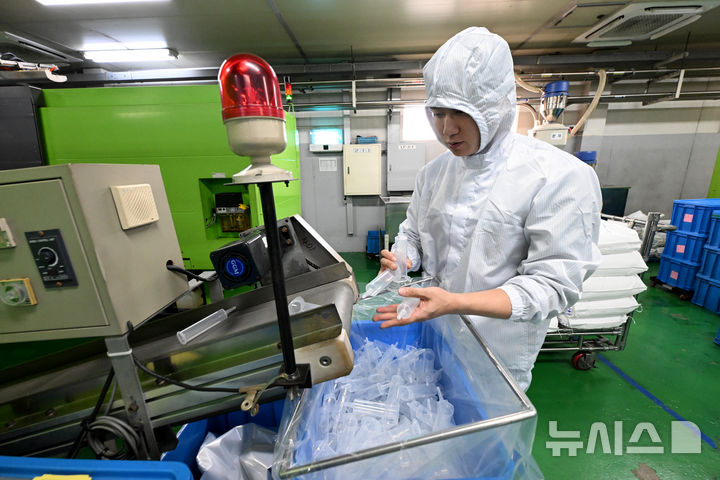 매점매석 금지 효과…주사기 생산 20% 가까이 증가