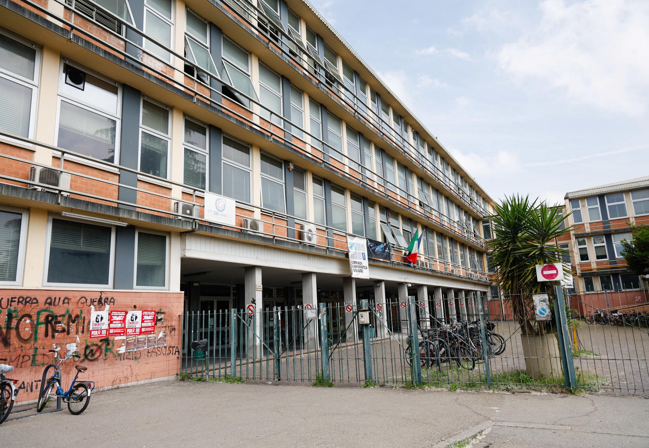 Aldini, collettivo blocca l’ingresso. L’ira del preside: 