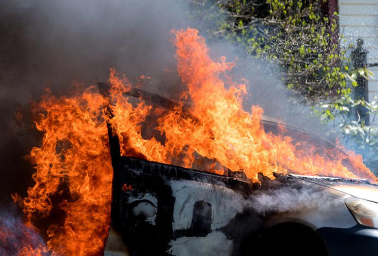 5 charred to death as moving car catches fire on Delhi-Mumbai ...