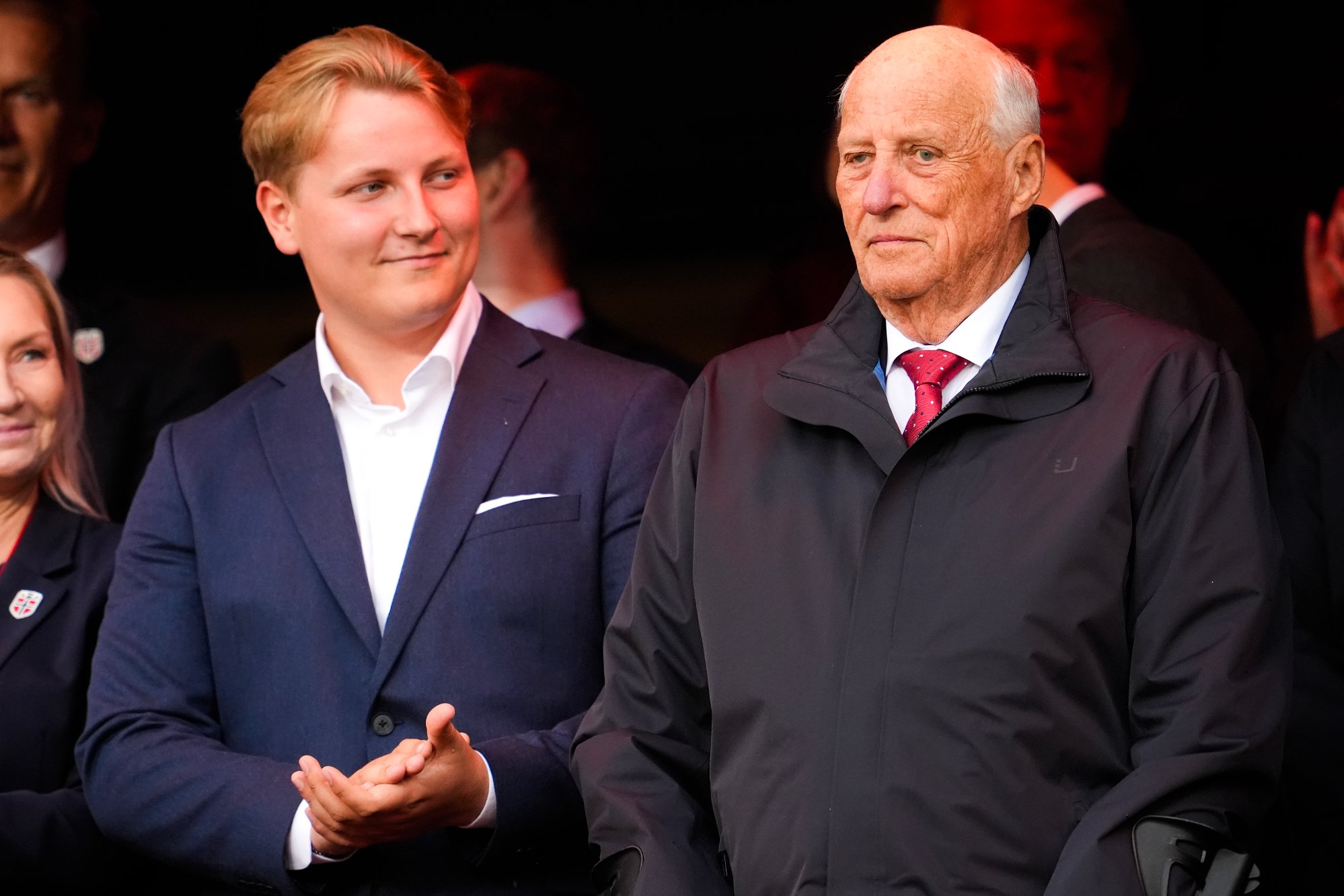 Et bilde av prins Sverre Magnus og kong Harald V