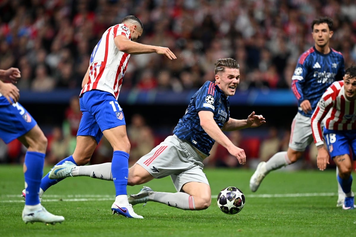 Simeone acusa a Gyokeres de simular una falta en el primer penalti del Arsenal.