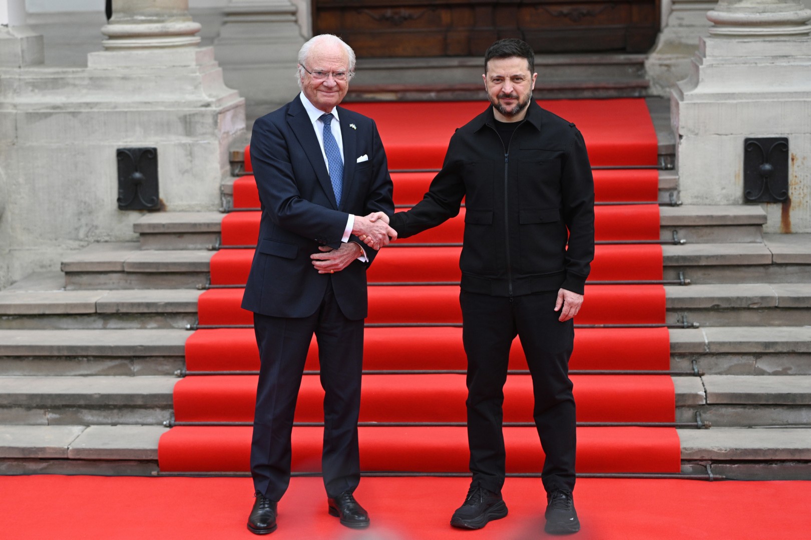 El rey de Suecia sí estrechó la mano de Zelenski durante su reunión en ...