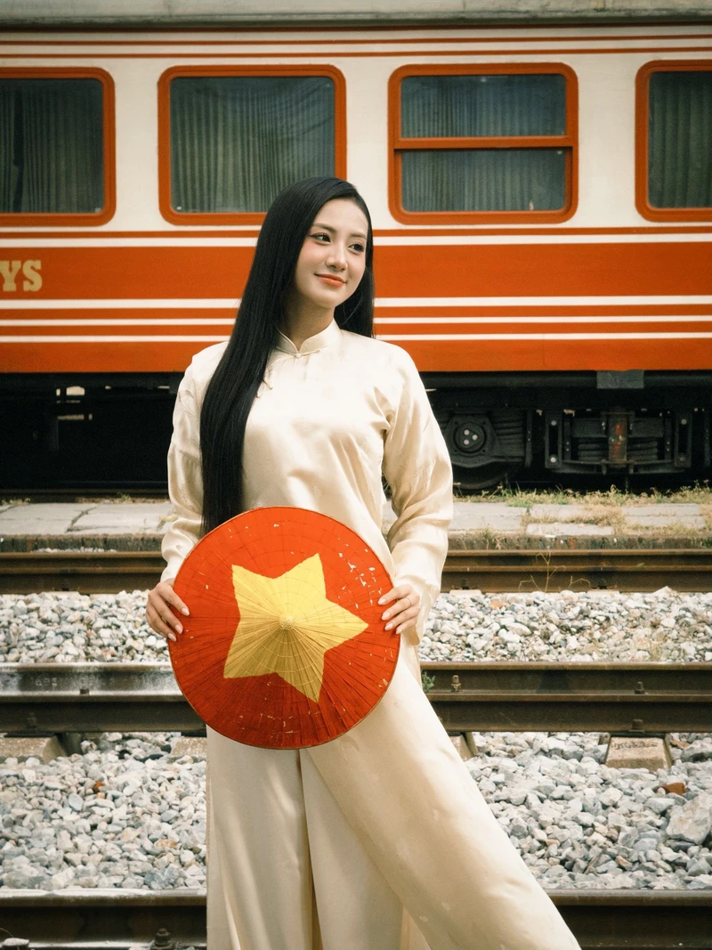 Hoa hậu, á hậu diện áo dài kỷ niệm 51 năm ngày Giải phóng miền Nam, thống nhất đất nước