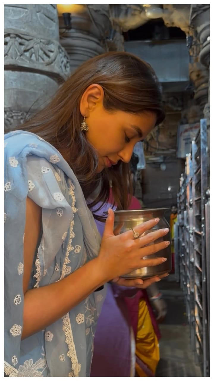 निकिता दत्ता ने किए महाकाल के दर्शन, शेयर की ओंकारेश्वर ज्योतिर्लिंग की ...