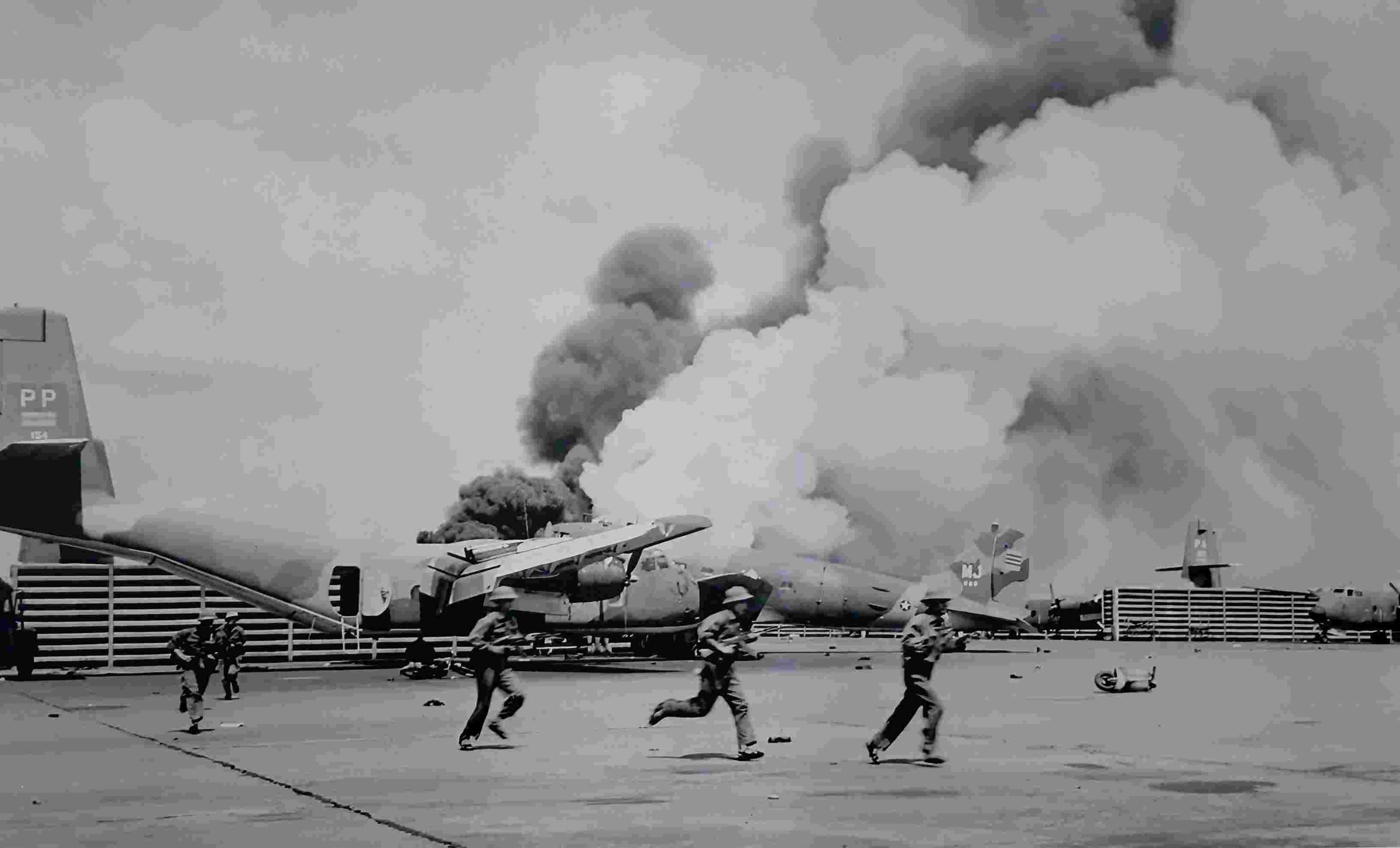 Phía sau bức ảnh kể lại khoảnh khắc lịch sử ở sân bay Tân Sơn Nhất ngày 30.4.1975