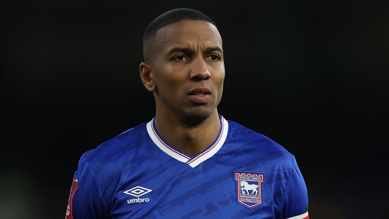 Ashley Young, de 40 años, anuncia su retiro al final de la temporada.