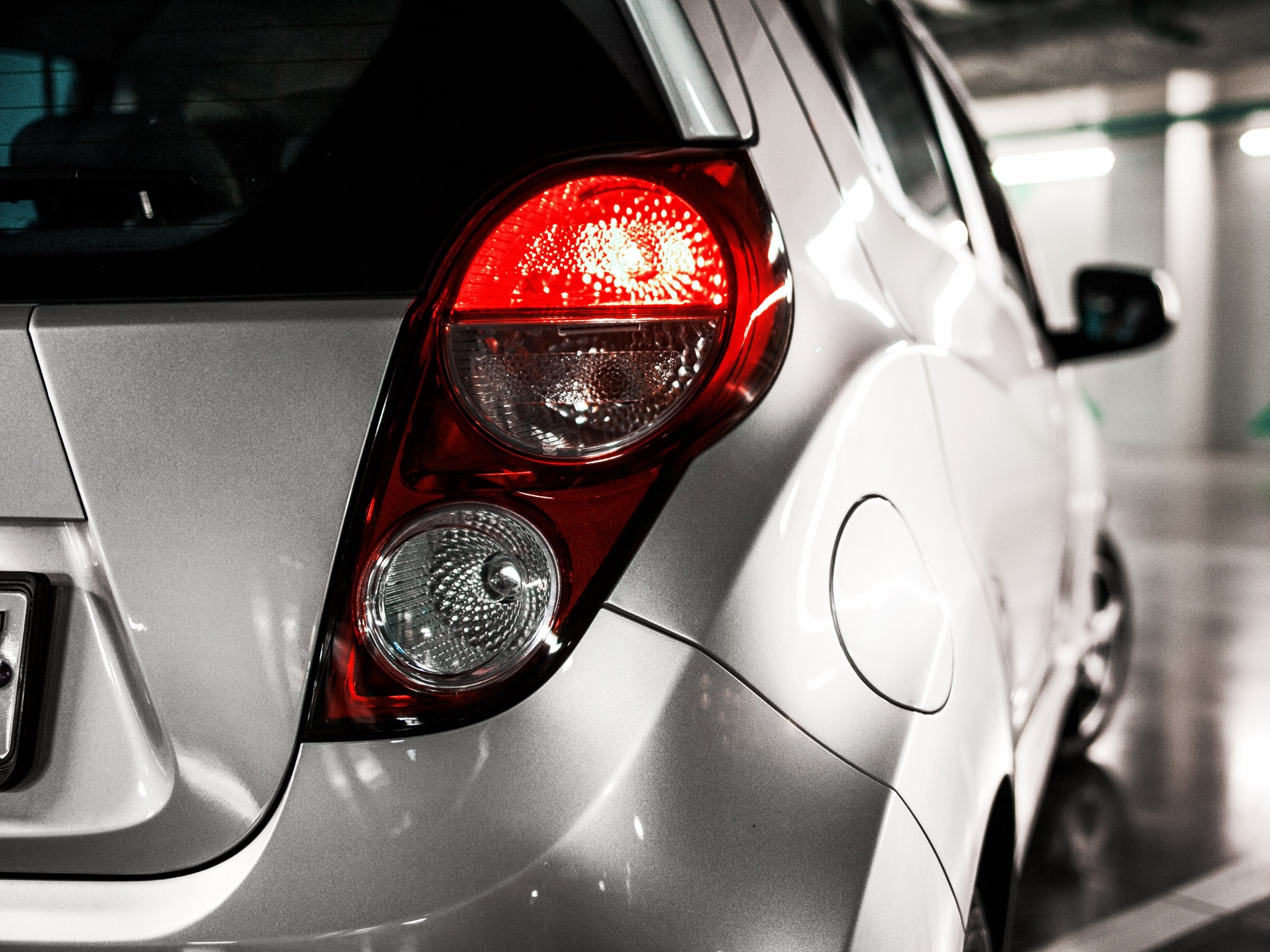 Luce freno lampeggiante, dal 7 luglio cambia l’obbligo per le auto