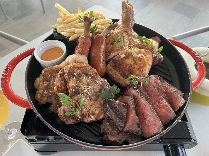 【神戸 ラスイートルパンビル】最上階のルーフトップで絶景とともに“肉のオールスターズ”を味わうひととき