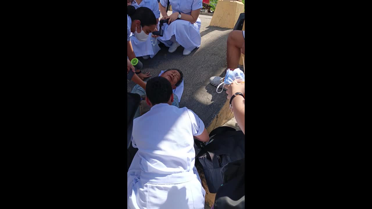 Hero student nurses save grandfather who had heat stroke on the street