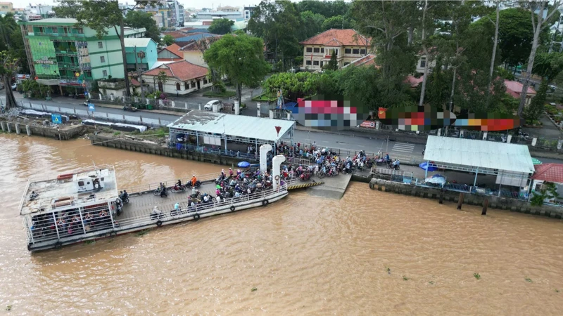 Xuống phà khi chưa cập bến, một phụ nữ bị chèn qua người tử vong