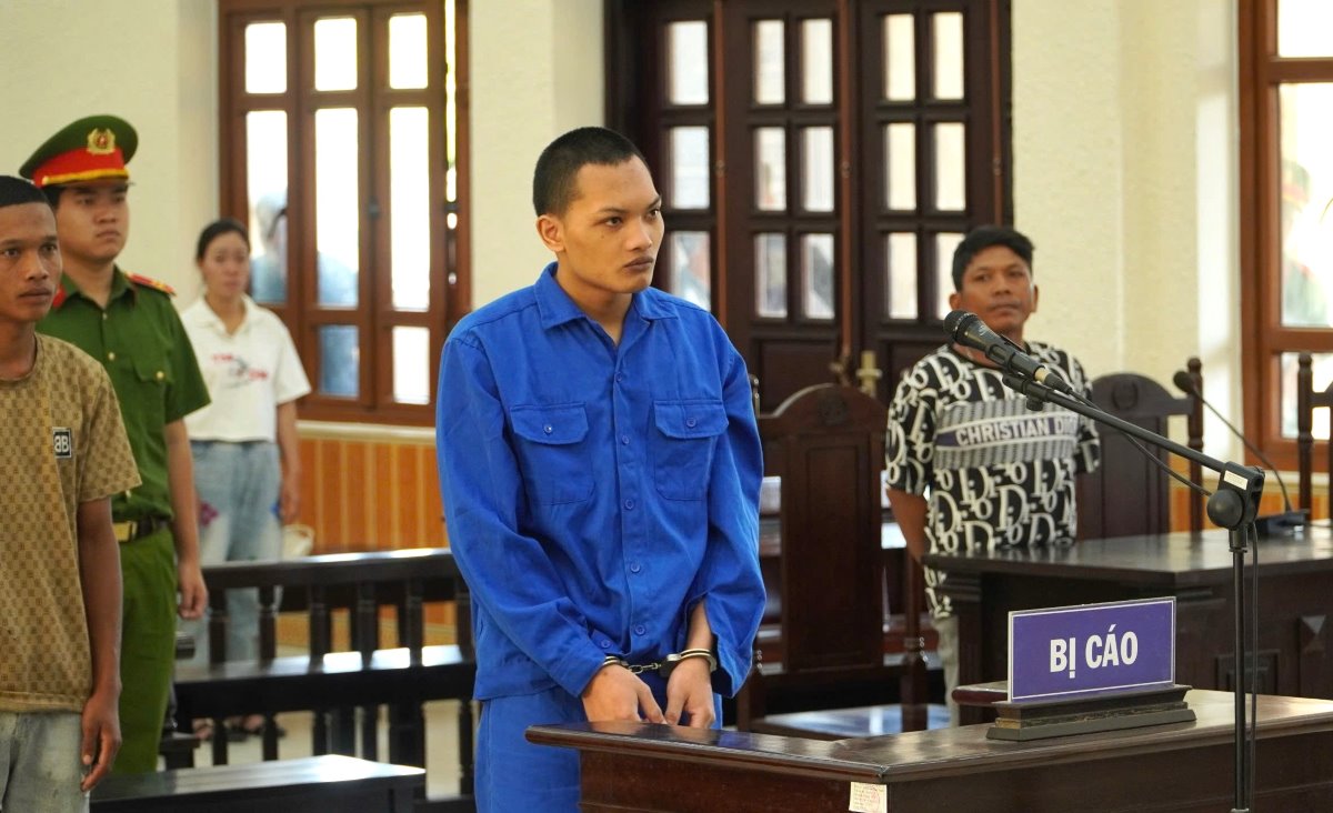 Nổ súng truy sát cha vợ, cướp xe bỏ trốn vào rừng, bị cáo lãnh 17 năm tù