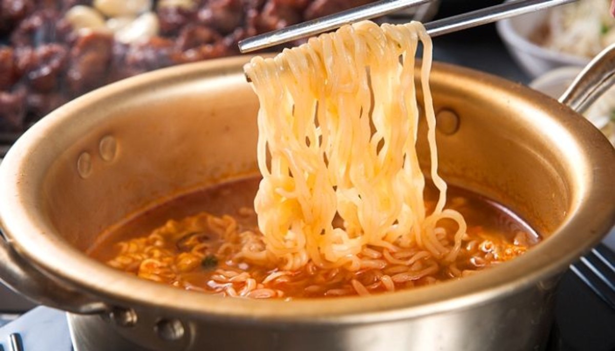 라면 먹고 '이것' 한 잔? 칼슘 빼앗고 뼈 위협하는 '최악의 궁합'
