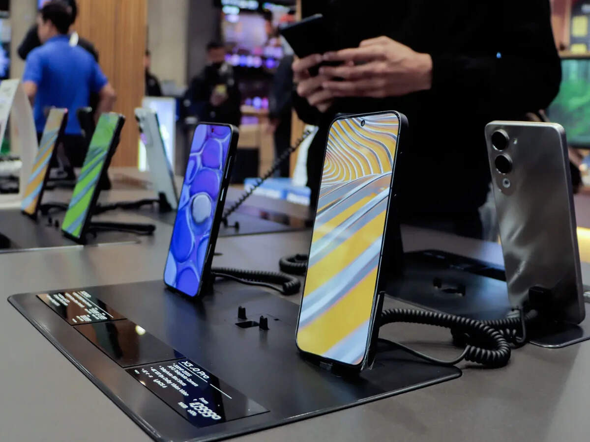 Smartphone buyers prioritise AI, performance and style over specs alone