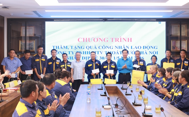Trao quà hỗ trợ công nhân nhân Ngày Quốc tế Lao động