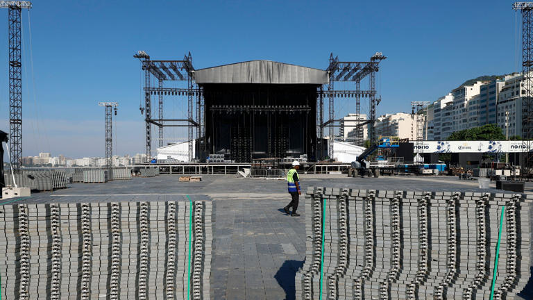 Montagem do palco de Shakira na praia de Copacabana, no Rio de Janeiro