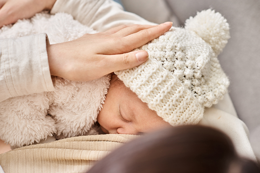 靴ひもでへその緒を縛り…着陸30分前の機内で出産した米国人女性