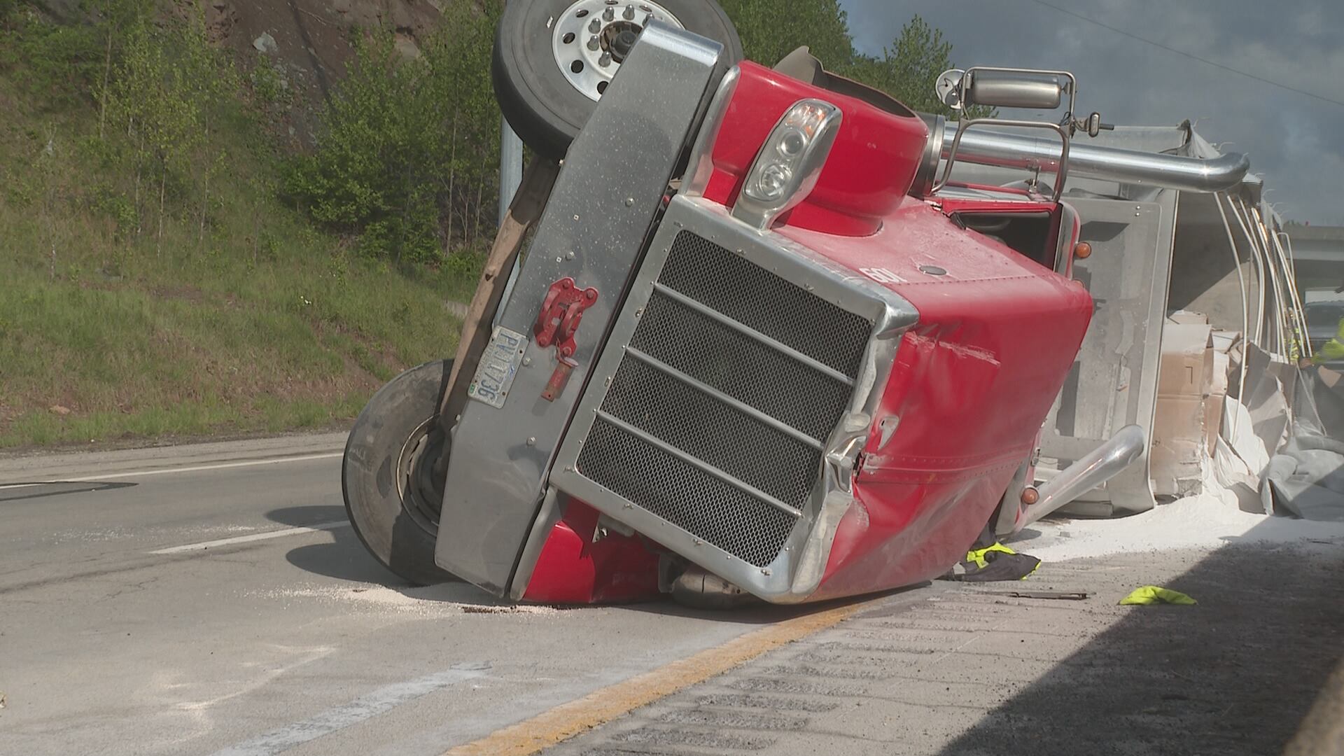 Parkersburg tractor-trailer rollover on Route 50 reduces traffic to one ...