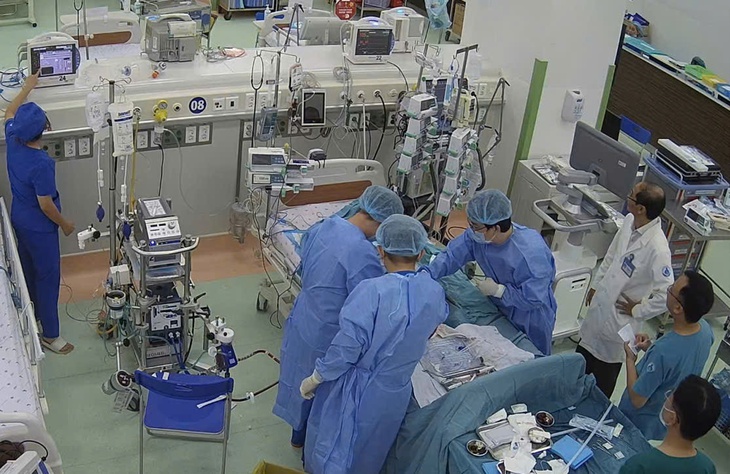 Bé gái bị viêm cơ tim cấp nguy kịch được cứu sống, kịp chào đón ngày lễ trọng đại của đất nước