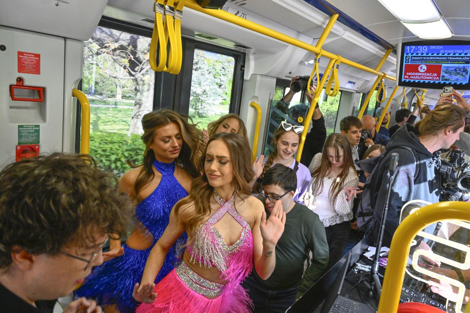 Taniec z Gwiazdami na Ulicach Warszawy! Specjalny Tramwaj dla Fanów - celebryci news from Express Ilustrowany