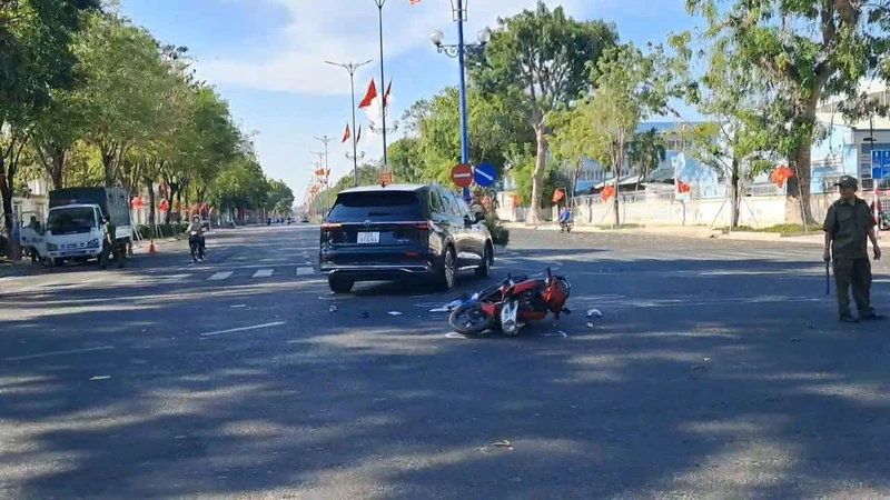 Ô tô rẽ trái va phải xe máy, bé 5 tuổi tử vong