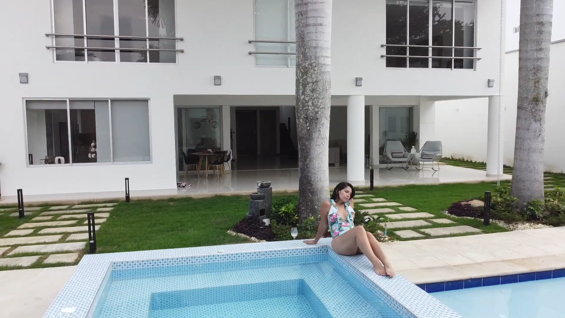 Watch how you can live like a millionaire for almost no money