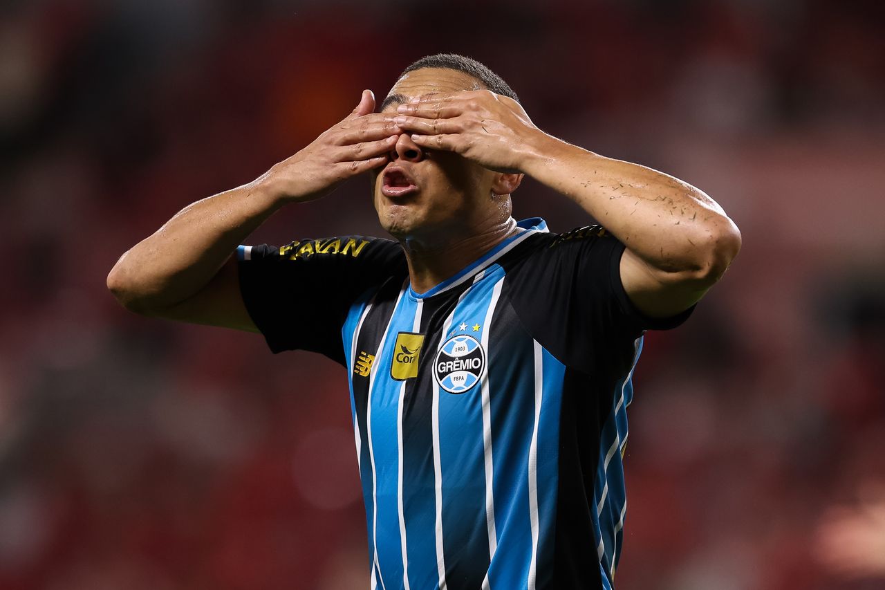 Former Tottenham striker misses three penalties in Sudamericana match
