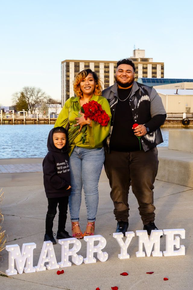 Proposal goes viral thanks to volleyball team's heartfelt help (exclusive)