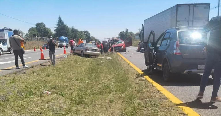 Choque entre camioneta y tráiler deja dos muertos y tres heridos en la ...