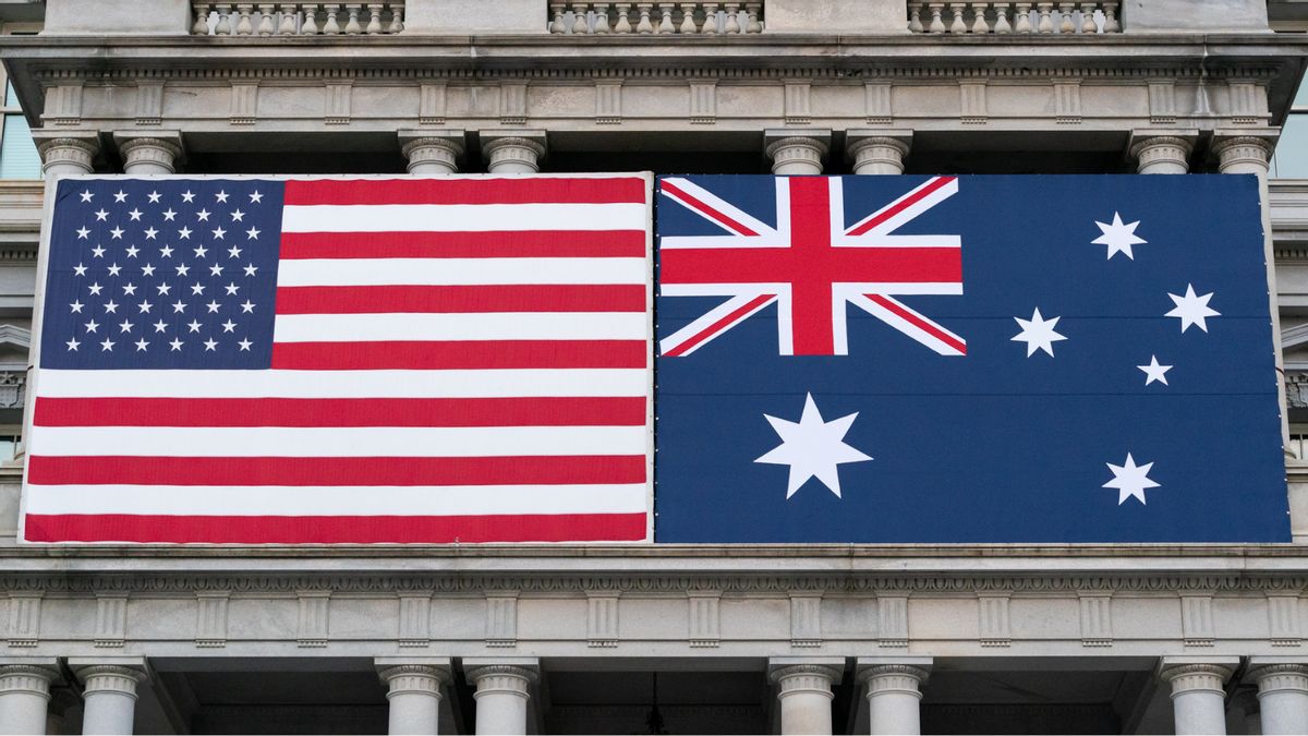 Does photo prove Trump admin displayed Australian flag on White House ...
