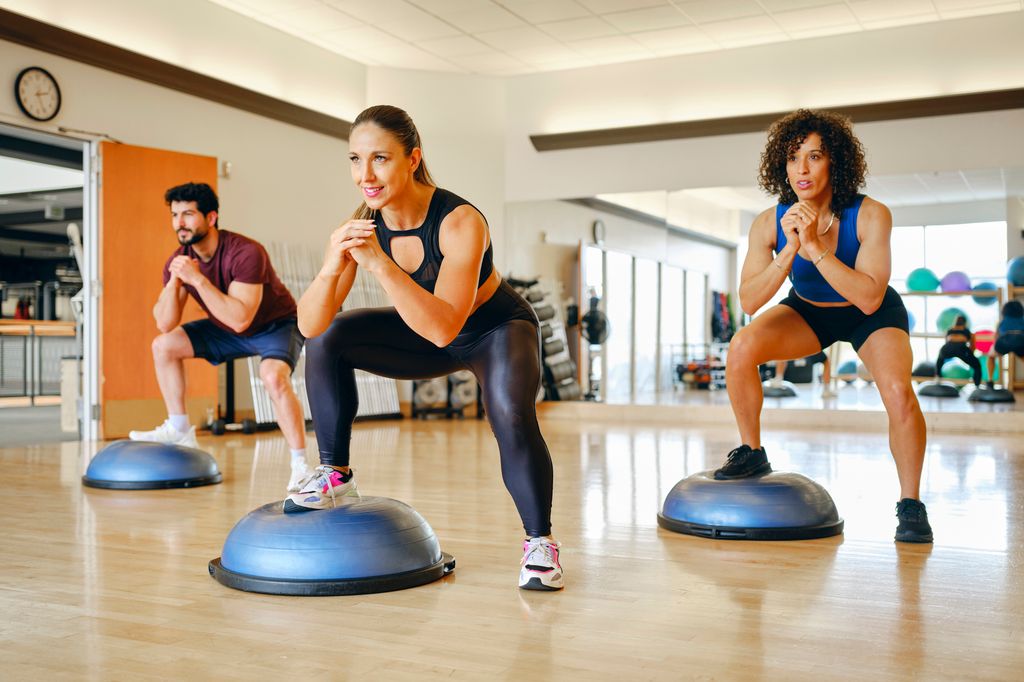 Por qué todo el mundo entrena con pelota BOSU: tonifica más en menos ...
