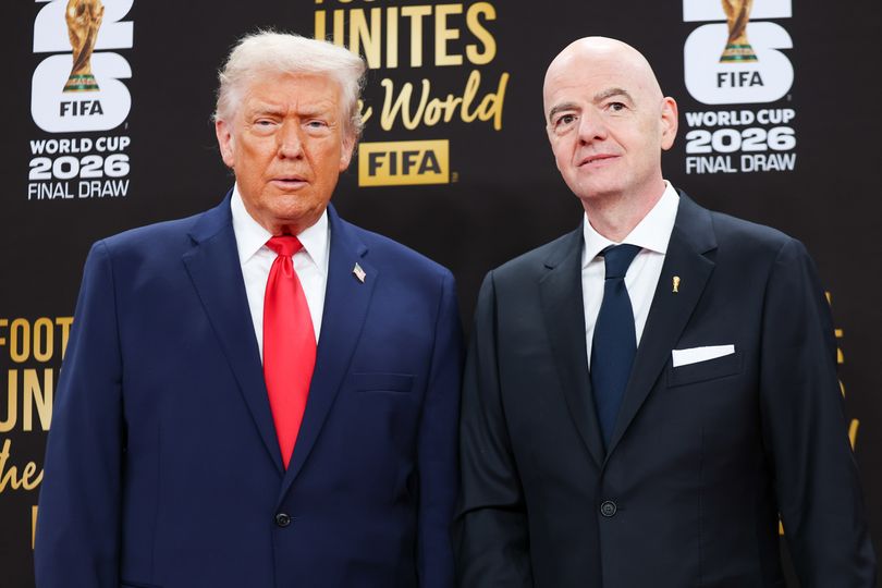 Donald Trump llama al jefe de la FIFA «un personaje peculiar» tras enterarse de las noticias sobre Irán por medio de un periodista.