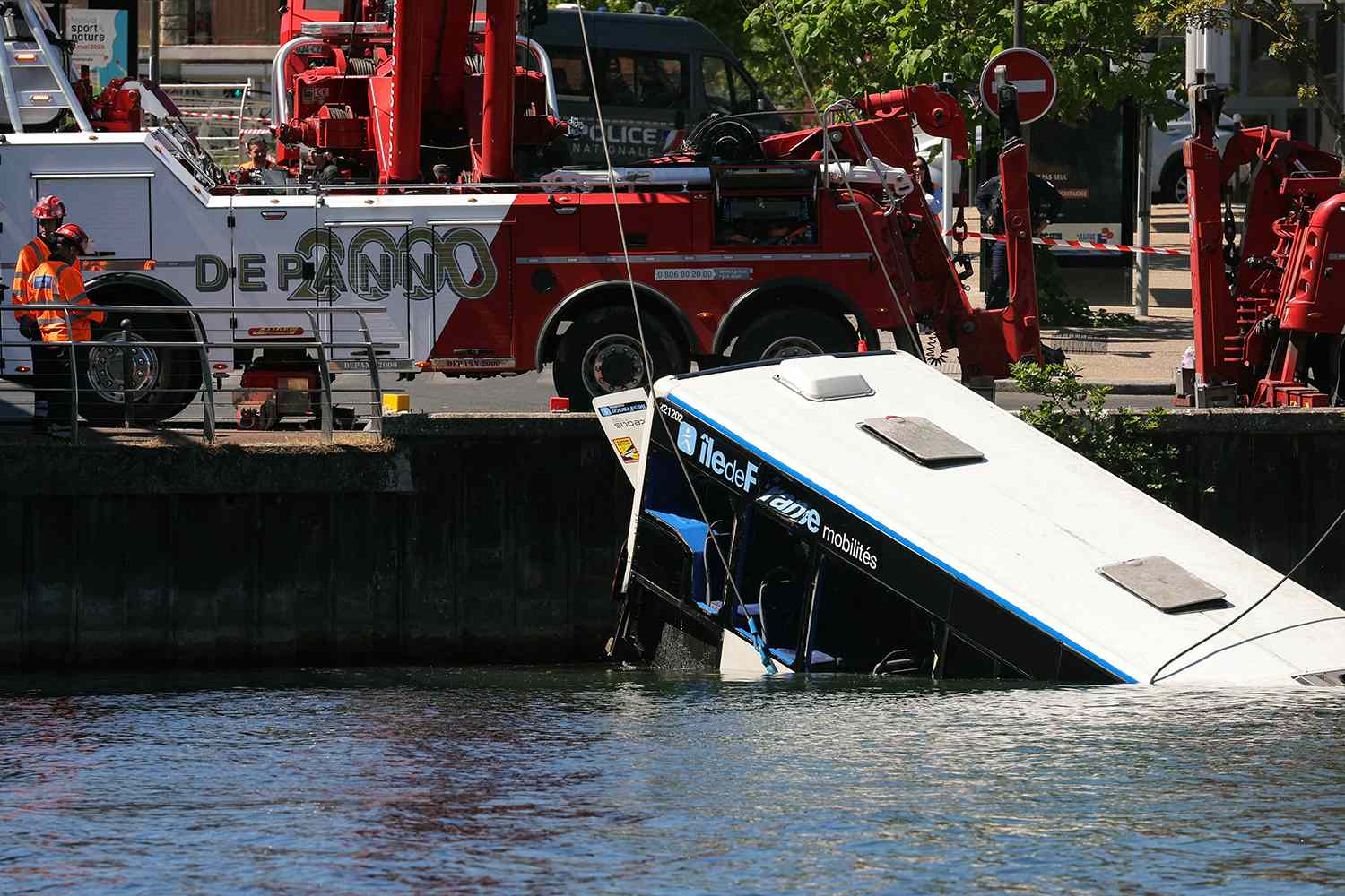 4 rescued after trainee bus driver veers off the road, hits parked car ...