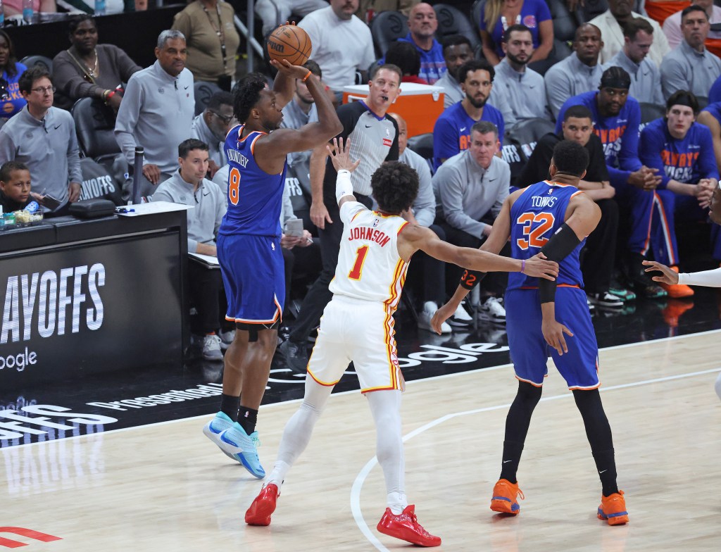 Knicks advance to Eastern Conference semifinals after throttling Hawks ...