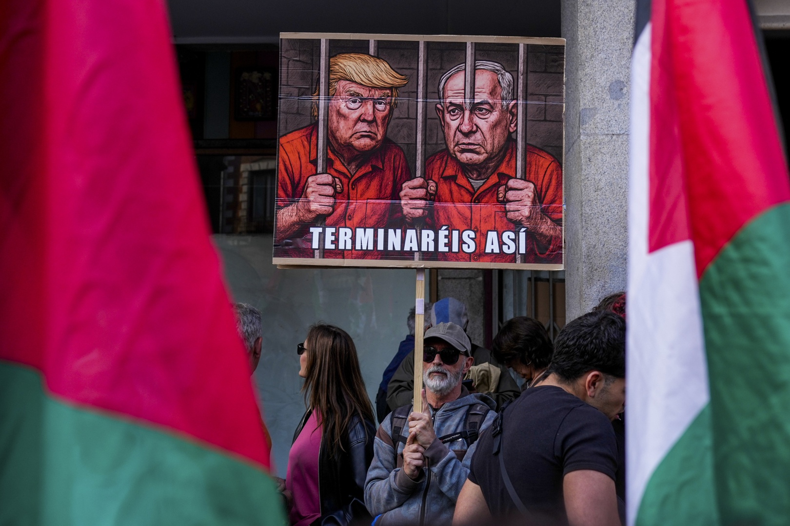 Decenas de personas protestan ante el Ministerio de Exteriores para ...
