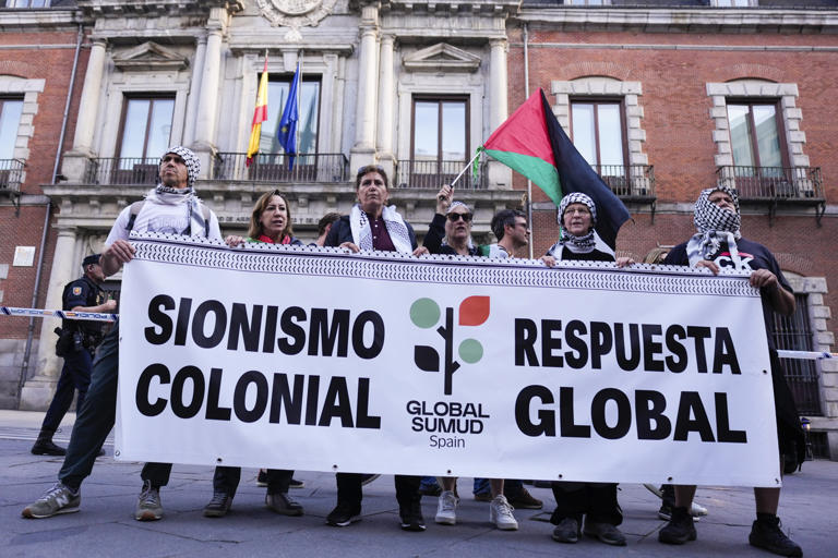 Decenas de personas protestan ante el Ministerio de Exteriores para ...
